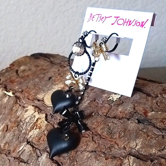 New! BETSEY JOHNSON First Date Mismatched Dangle Black Heart Leverback Earrings. - Picture 5 of 10